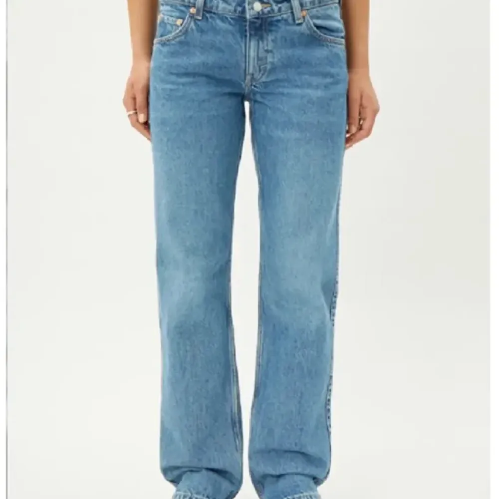 Säljer mina knappt använda jeans från weekday i arrow modellen. Superfina men kommer inte till användnig. Pris kan diskuteras💕. Jeans & Byxor.