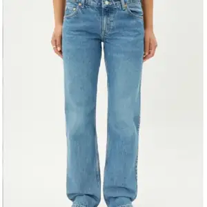 Säljer mina knappt använda jeans från weekday i arrow modellen. Superfina men kommer inte till användnig. Pris kan diskuteras💕