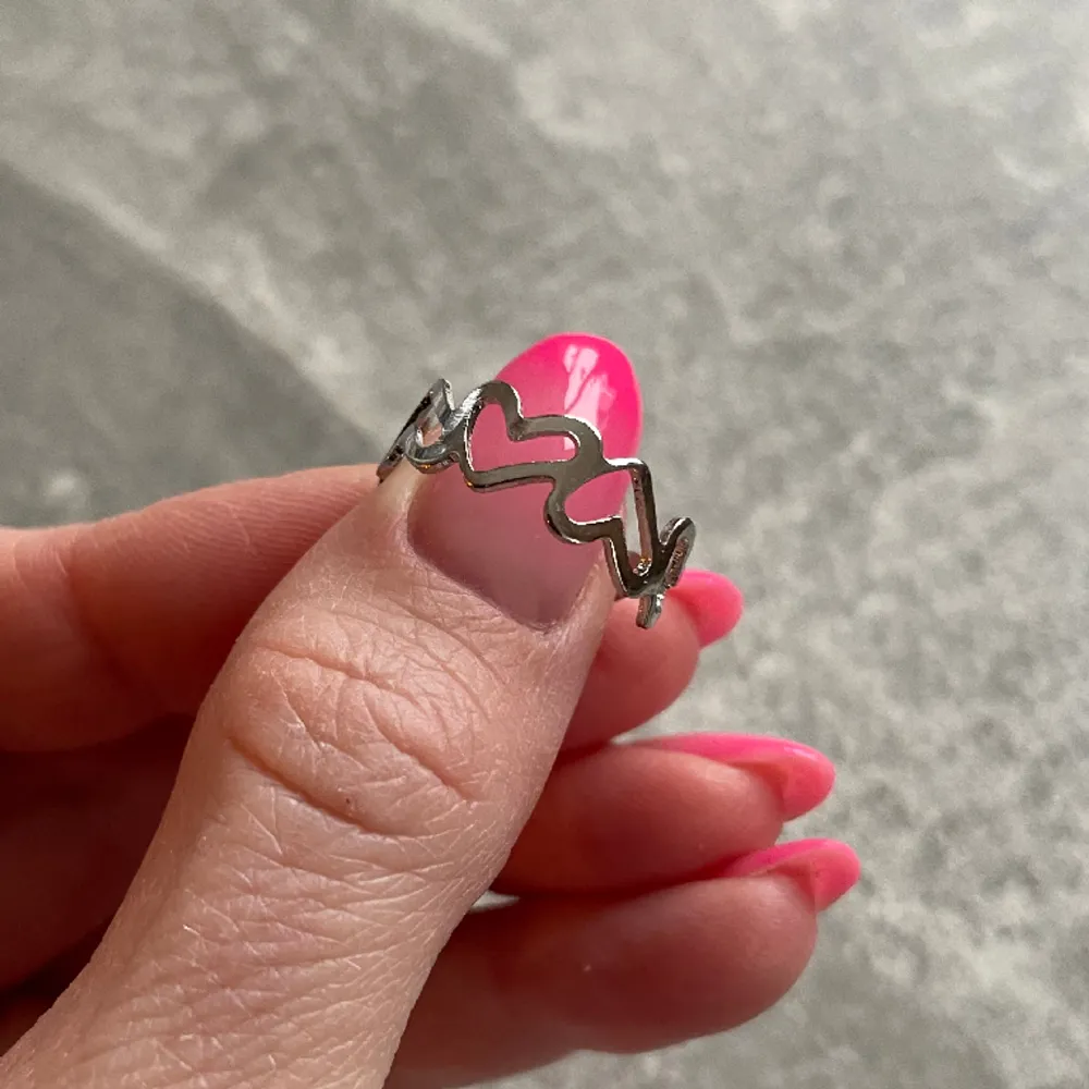 Supergulligt ring med hjärtan! Aldrig använd ❤️❤️❤️  Skriv pm, för betalning med Swish kan jag posta med frimärke 15:- . Accessoarer.