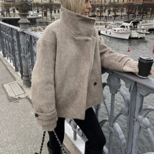 Kappa från arket - Världens finaste kappa från Arket i superskick. Nypris 2300kr, säljer för 1700💕Storlek 38