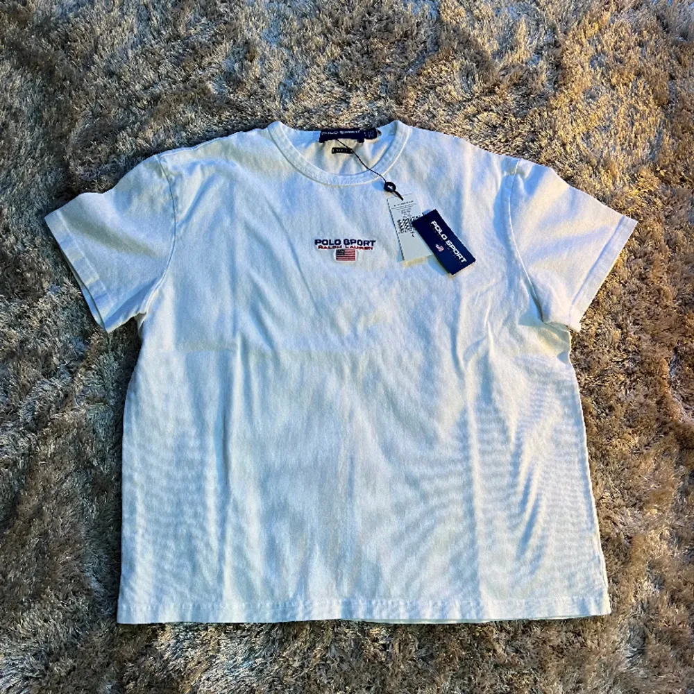 Slutsåld T-shirt från Polo Ralph Lauren i strl L. Något liten i storleken så har man M vanligtvis passar den här bra. Box-fit. T-shirts.