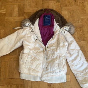 Vinter jacka  - Varm vinter jacka bra skick inga fläckar eller hål osv. Köpte på vinted och har inte sätt en likadan modell nånstans 