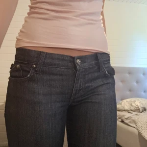 Lågmidjade jeans  - Jätte coola lågmidjade rock&republic jeans i bra skick. Utslängda vid slutet av benen. Kom privat för fler bilder o  frågar 