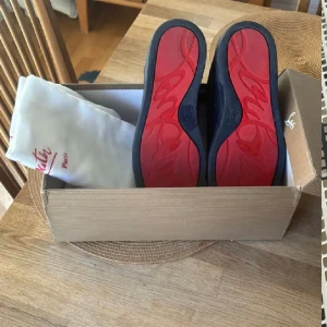 Christian Louboutin  - Tja! Säljer nu dessa stilrena Louboutin skor u storlek 44! Har tyvärr tappat bort kvittot, skick 8/10!