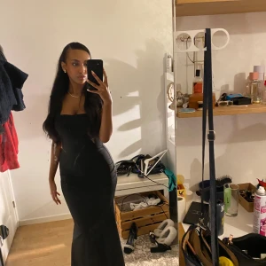 Elegant svart klänning  - En elegant svart klänning den cider använt en gång för min skiva!! Köpt i S (Eu 36). Perfekt med klackar. Helt perfekt skick och gott som nytt !!!