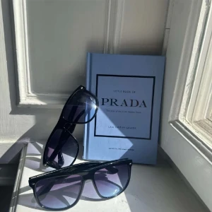 Rayband Boyfriend - identiska solglasögon   - De här solglasögonen är identiska med Ray Ban modellen Boyfriend. Ligger på billigt pris nu men kommer höjas inom kort till 299!  Hög kvalitet för ett bra pris med UV glas = UV 400, Övriga frågor = PM! CE märkta