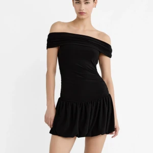 Mini dress  - Säljer denna fina svarta off shoulder klänningen från Strandivarius is storlek XS. Prislappen är kvar!  Helt oanvänd 💕💕