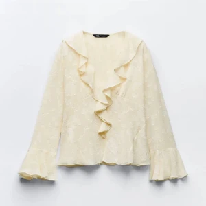 Blus - Fin blus från zara i storlek L jag som vanligtvis har S på blusar så passar dem perfetk!!