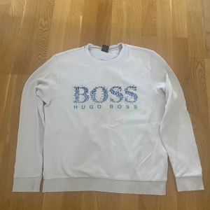 Hugo boss tröja. Sällsynt! - Mått: S/M Skick: Som ny Efterfrågad sällsynt tröja, (säljs ej längre) Passa på och ta din chans.  Pris kan diskuteras. 