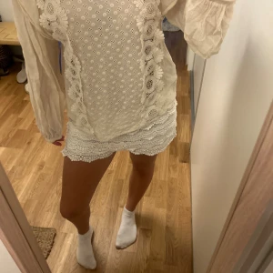 Blus  - Jätte fin långärmad blus från mango, använd kanske 4 ggr men kommer inte till användning längre jätte bra i skick. Vit/ besch storlek m men funkar nog som S och L också 