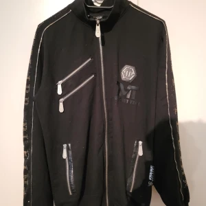 Säljer en svart Floyd mayweather jacka - Säljer en svart Floyd mayweather jacka, helt ny skick. Storlek M och L