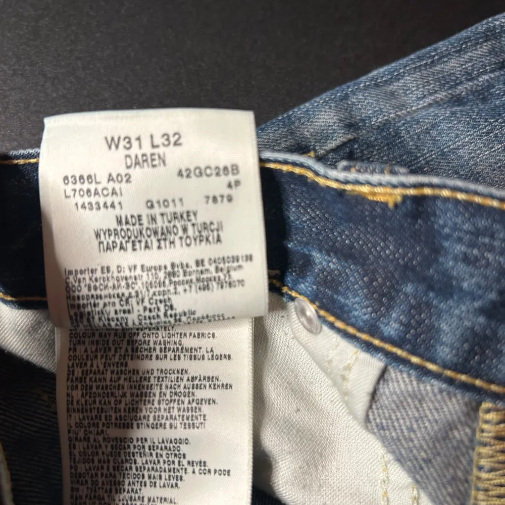 Säljer dessa jeans ifrån Lee i modell Daren. Jeansen är i storlek 31/32. De är i bra skick och har inte kommit mycket till användning. Hör av dig vid funderingar! . Jeans & Byxor.