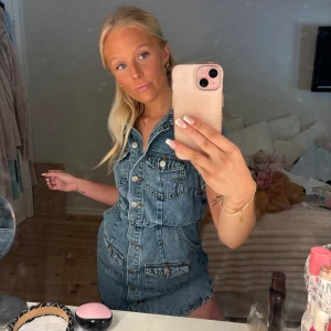 Jeansklänning - Jättefin och skön jeansklänning, fick hem ifrån men den är för lång för mig… Har vikt upp midjan på bilderna. Är 159 cm.