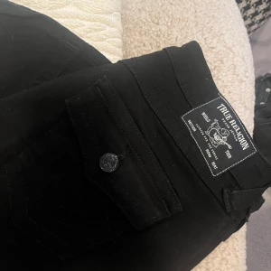 True religion jeans  - Säljer mina jättefina true religion jeans i storlek 27, säljer då de är lite för stora i midjan tyvärr, helt nya och aldrig använda med prislapp kvar, skriv för frågor eller annat❤️köpta för 1200kr