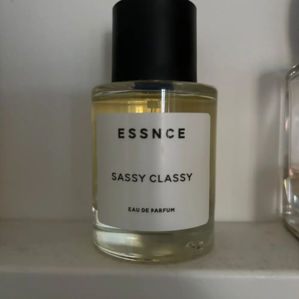 Essnce parfym i doften sassy classy som är inspirerad av Ysl Libre. Jag säljer endast då jag har alldeles för många parfymer, varav 2st libre så känns onödigt att behålla denna med. Nypris är 360kr.. Skönhet.