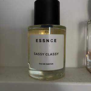 Essnce parfym i doften sassy classy som är inspirerad av Ysl Libre. Jag säljer endast då jag har alldeles för många parfymer, varav 2st libre så känns onödigt att behålla denna med. Nypris är 360kr.