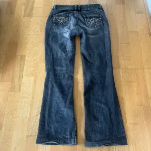Lågmidjade vintage jeans med coola detaljer 