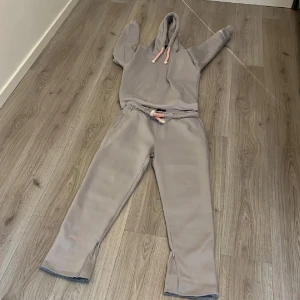 Syna world tracksuit - Säljer min syna world tracksuit eftersom den inte passa mig. Som ny, storlek M men passar även S. Allt följer med 