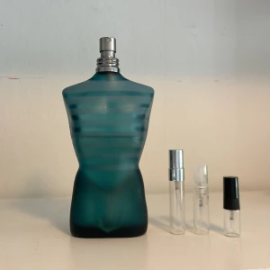 Jean Paul Gaultier le male edt🍦 - Nu säljer jag min Jean Paul Gaultier parfym i samples. 2ml=25kr 3ml=35kr 5ml=50kr
