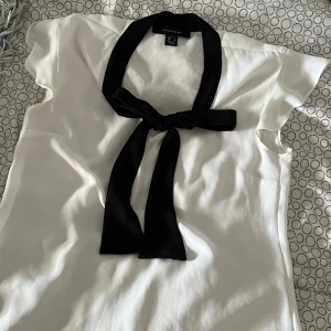Tunn blus - En fin tunn blus som passar till väldigt mycket. Knyte runt halsen som man ser på bilderna. Aldrig använd så som ny.🤍