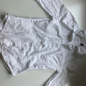 Snygg vit skjorta  - Här säljs en fin skjorta! Använt några gånger!🤍 Snygg och kan användas på olika sätt, öppen eller stängd. Det enda defekten är att det är en fläck inne i skjortan, syns inte när man har på sig den! (Finns på bild 4)🤍🤍🙌🏼   