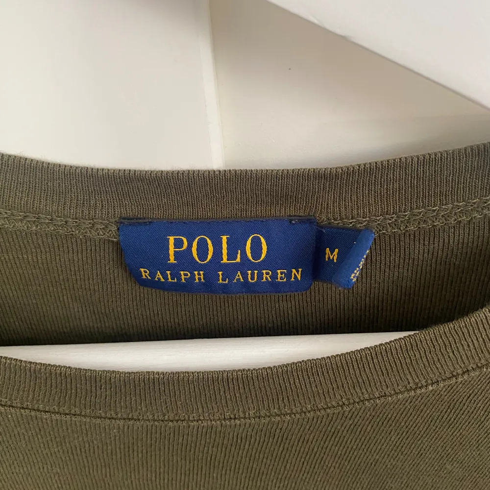 Jätte fin lång armad tröja från Ralph lauren!! Storlek M men är mer i storlek S skulle jag säga. Inga täcken på användning och i super bra skick💕💕vid fler frågor kontakta mig!!💕. Skjortor.