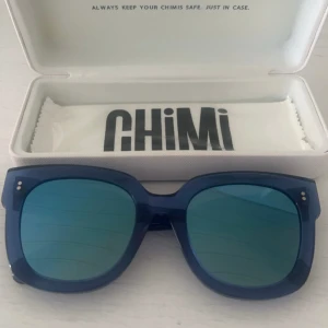 Chimi Eyewear Acai Mirror #008  - Chimi glasögon i färgen acai💙💙Helt slutsålda på hemsidan. Knappt använda och är i jättefint skick. Kan gå ner i pris vid snabb affär!!