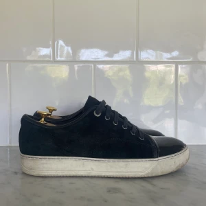 Lanvin cap toe - Hej. Säljer nu dessa marinblåa Lanvin skor i storlek Uk 5 Eu 39-40. Skorna är 26-27 cm inuti. Nypris 5000kr retail 2500kr. Pris går att diskuteras och byten går bra. Kontakta vid minsta behov