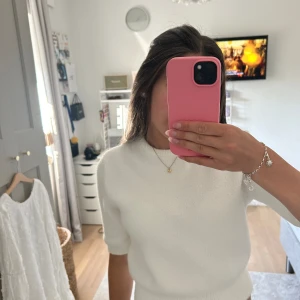 En vit stickad T-shirt!  - En super gosig och fin stickad T-shirt från zara som tyvärr inte kommer till användning längre, där av att jag säljer den!  Den är i storlek S men kan säkerligen passa en XS och kanske en XSS.  🤍🤍 