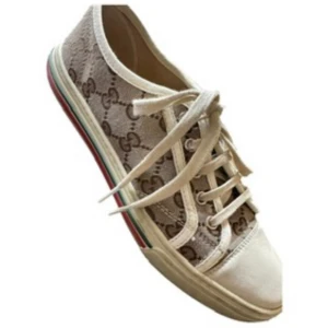 Gucci skor - Säljer mina skor från Gucci. Dom är i fint skick men använda. Säljes för 2300kr