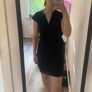 Klänning  - Svart klänning,bra till feta eller kalas, bra skick, 