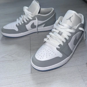 Nike Jordan 1 ”Wolf Grey” low (W) - Helt oanvända Nike Jordan 1. Säljer pga för liten storlek för mig. 