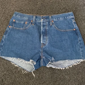 Jeansshorts från Levi’s - Jeansshorts från Levi’s i modellen 501. Använda väldigt få gånger så nästan som nya 