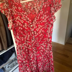 Massimo dutti klänning  - En jättefin klänning, fler bilder vid intresse. Slutar i mitten på knäna på mig som är 175cm🩷❤️🌸