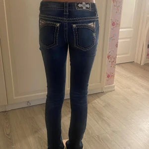 Miss me jeans 😍 - Miss me jeans, storlek 24 (som W25 och L31, mått står i kommentarerna), modellen heter ”signature straight” och de är low waist. väldigt bra skick och har inga defekter,allt glitter/ kristaller är kvar. Super fina och har glitter på fickorna❤️