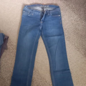 jeans - jeans med liten utvikning