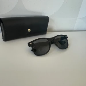 Ray Ban Wayfarer - Säljer dessa klassiska och snygga Ray Ban Wayfarer solglasögon! Skick 9/10 jättesmå repor på glaset som inte ens syns. Hör av er vid funderingar!👍🏻