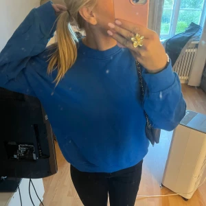 Blå sweatshirt  - Marinblå oversize sweatshirt jag köpte här på plick för ett tag sedan, endast prövad 💙💘 Storlek M men kan passa xs-L beroende på hur man vill den ska sitta😁