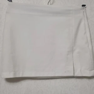 Kjol - Hej! Säljer min fina kjol från pull & bear som är använd en gång, skriv för fler bilder:)