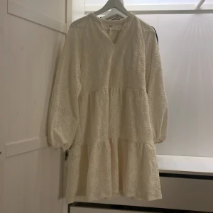 Klänning från vero Moda  - Vit klänning från vero Moda. Ändats använd en gång, inga defekter💕