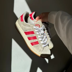 Adidas Campus - Säljer mina Adidas Campus i storlek 38 ❤️tillkommer även andra snören till skorna, både röda och vita 