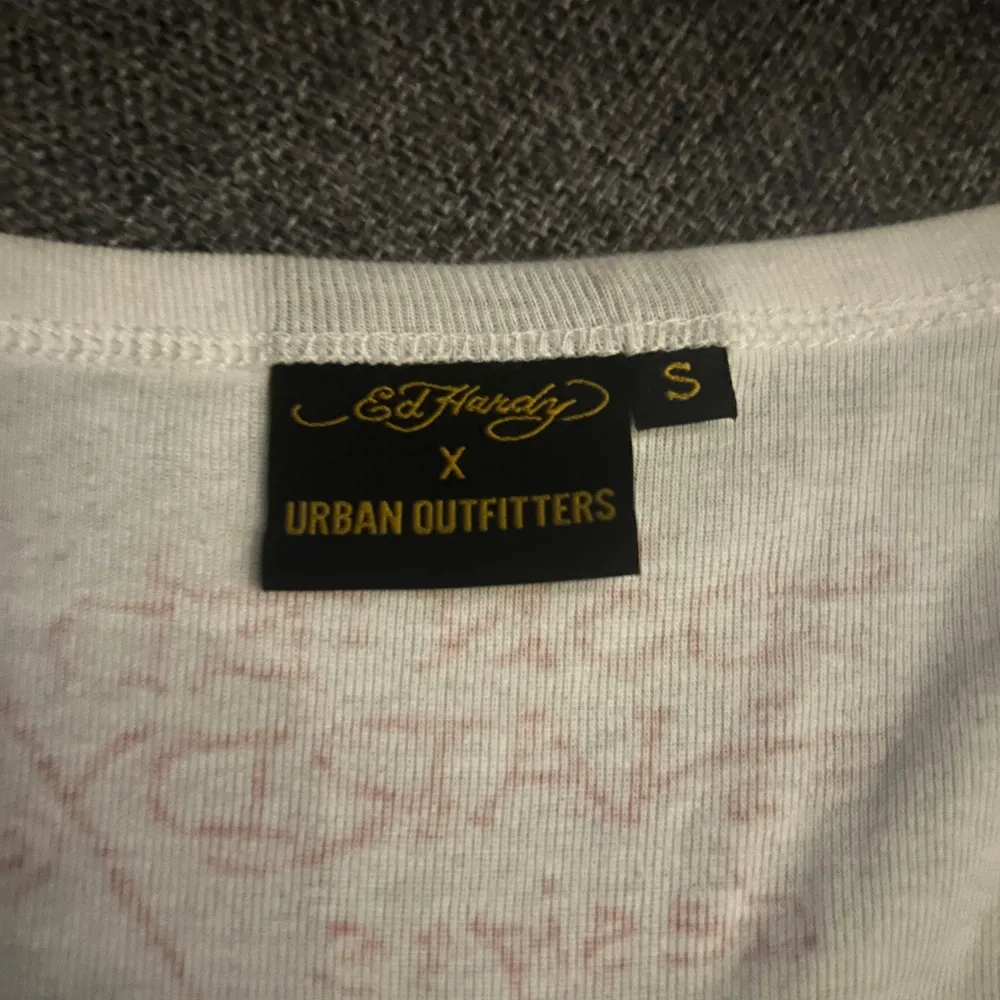 Linne från ed Hardy i storlek s, jag säljer den eftersom att den inte har kommit till användning så den är i mycket bra skick. Den är köpt på Urban outfitters.. Toppar.