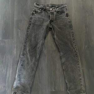 Levis jeans grå 501 - Riktigt fräscha Levis jeans som inte kommer till användning längre! Skick 9/10, bild 4 ser man sliten söm vid höger ficka annars nyskick och köpta priset på dom var 1299 kr🔥Hör av er vid minsta fundering och lägre pris kan diskuteras🥂