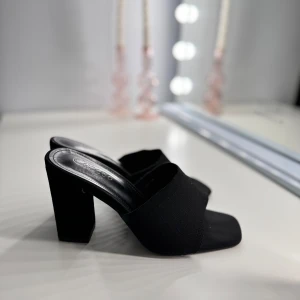 Klackskor (sandeletter) - Säljer mina svarta sandeletter i St 38  Inte osköna att gå i eftersom det mjuka bandet över foten 