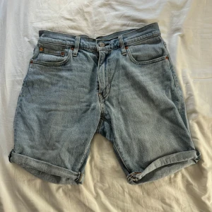 Jeansshorts  - Ett par väldigt fina Levi’s jeansshorts 502 som använd några gånger förra sommarn 