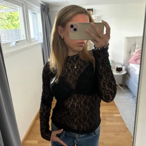 Spets topp från HM - Har klippt bort lappen men den är i storlek M