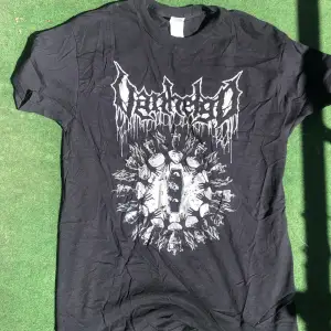 T shirt från svenskt metal band vanhegd bra skick bara lite wrinkly men lätt att stryka annars fläckfri. Inge instabox.