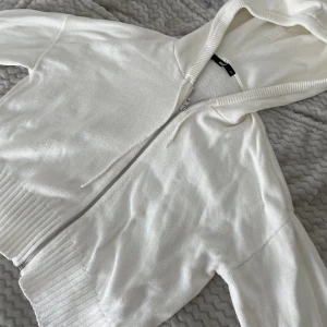 Stickad kofta - Stickad tröja ifrån Bikbok med dragkedja och luva. Endast använd fåtal ggr så fint skick🤍 Säljer då jag råkat köpa två