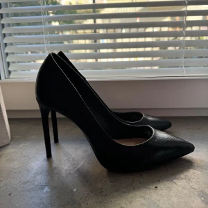 Klackar - Svarta klackar från ZARA i storlek 36. Använd en gång inomhus på en fest!