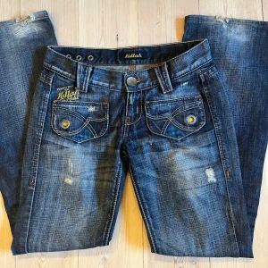 Lågmidjade flared jeans  - Superfina Lågmidjade jeans i storlek 26. Innebenslängd: 72 cm och midjemått: 35 cm tvärs över. Hör av er vid frågor💕